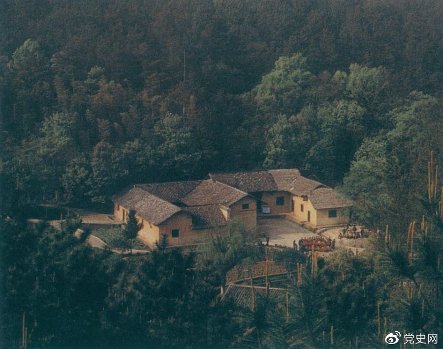 毛澤東故居——湖南省湘潭縣韶山?jīng)_上屋場。1893年12月26日，毛澤東在這里誕生。